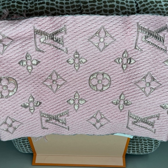 Authentic LV wool monogram scarf-brand new - Picture 4 of 6